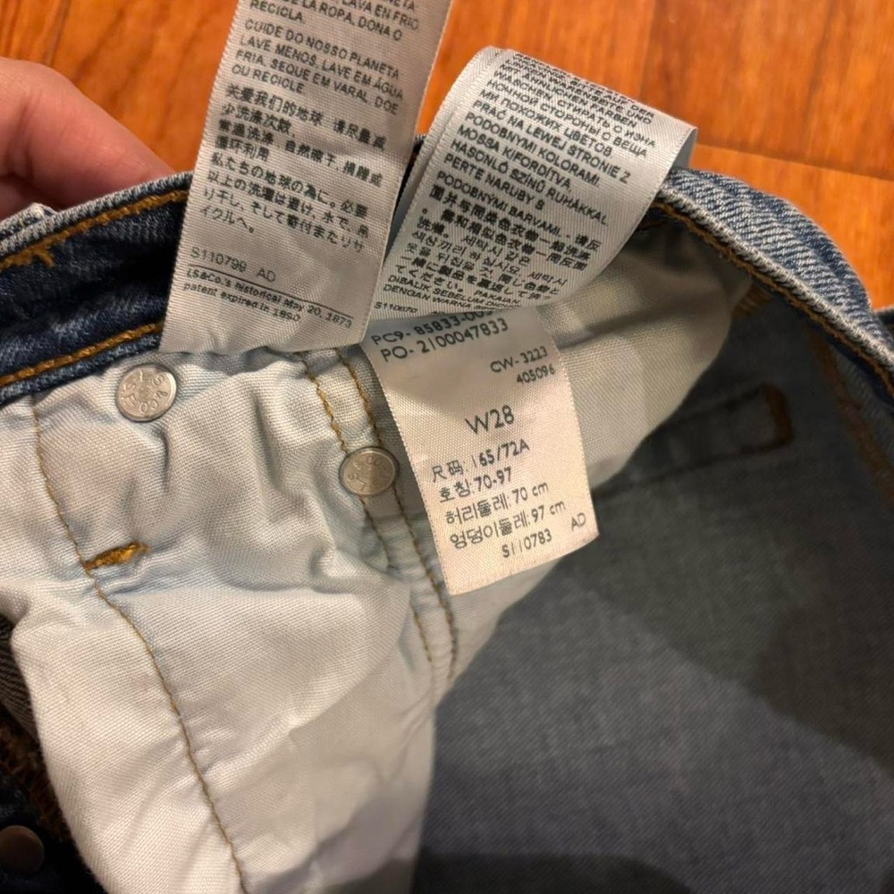 Levi’s 501 mid thigh shorts - Picture 7 of 8